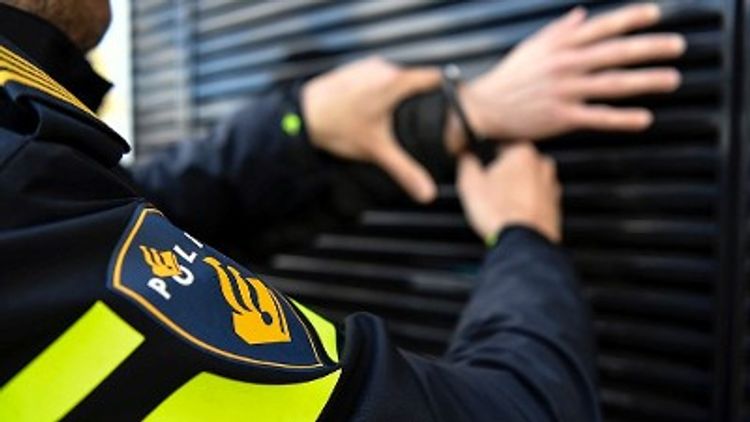 Almere - Politie houdt 14-jarig meisje aan voor betrokkenheid bij steekincident in Almere