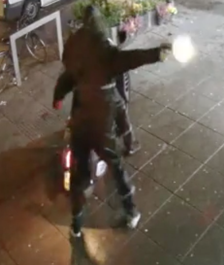 Amsterdam - Gezocht - Ontploffing explosief bij en beschieting van kapperszaak Slotermeerlaan