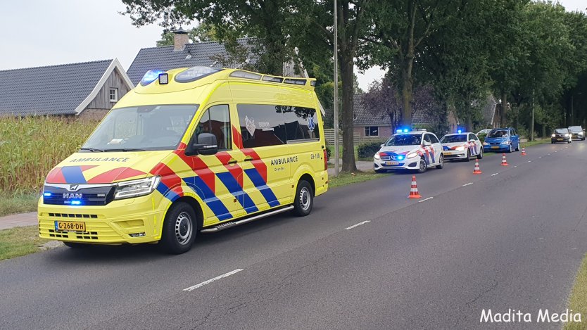 Fietser botst tegen auto in Hollandscheveld Fietser botst tegen auto in Hollandscheveld